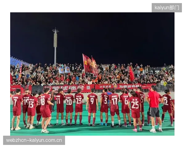 阿劳霍利用身高优势参与进攻定位球，或成奇兵打破比赛僵局。